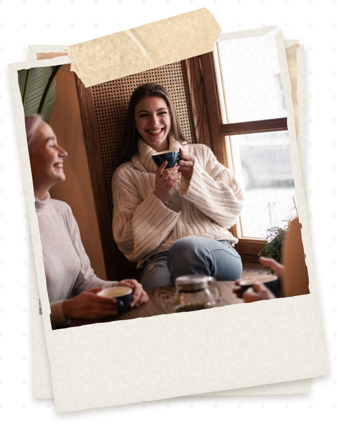 Dos mujeres conversando con una taza de café